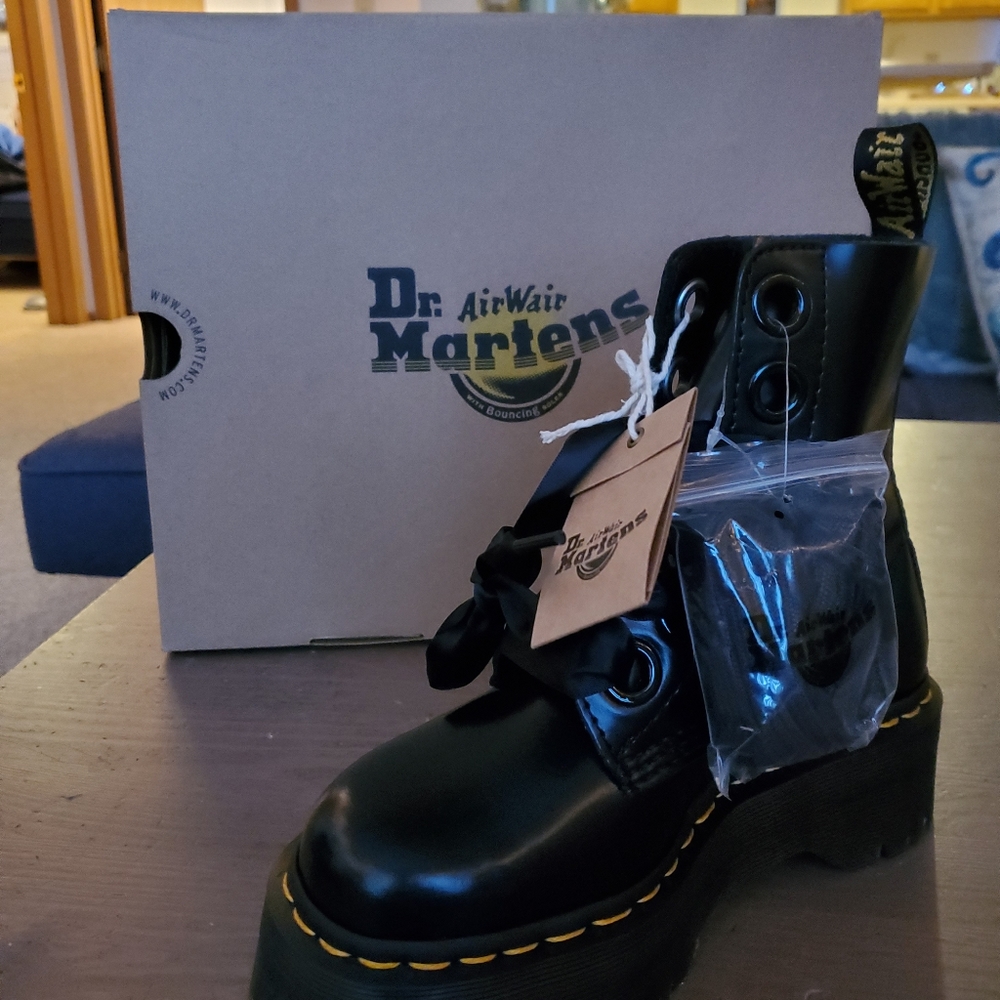 Women's size 5 Dr. Martens platform boots